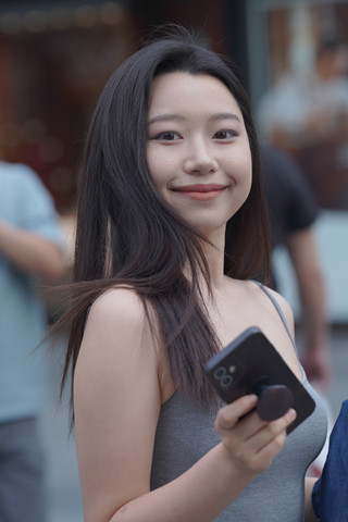 打招呼的粉色吊带裙美眉