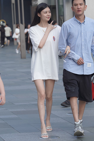 长款T恤苗条美女