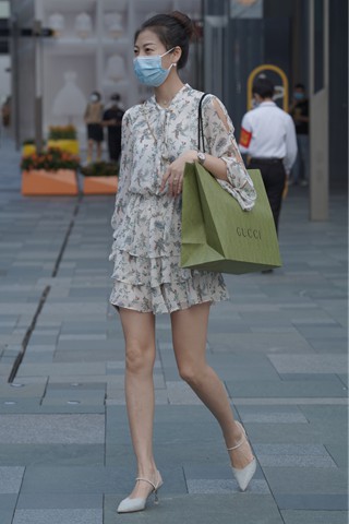 街拍拼接碎花裙美姐