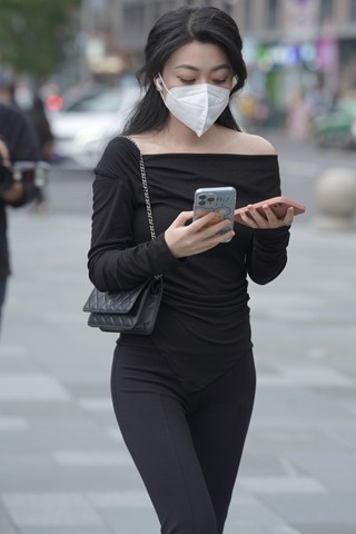 街拍黑衣黑裤美姐