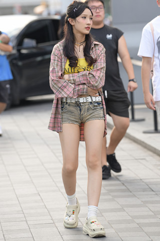 街拍小清新的热裤女孩儿