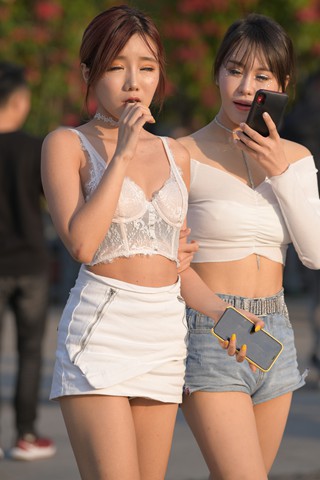 街拍清凉的小姐妹