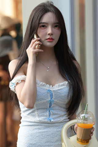 街拍低胸连衣裙小姐姐