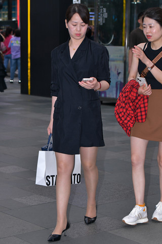 深蓝色长裙丝腿知性姐姐