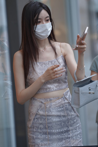 街拍短裙白皙气质小姐姐