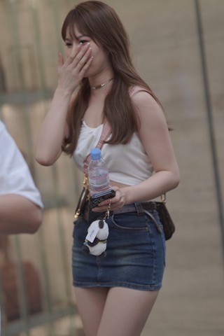 街拍天然大长腿牛仔短裙小美女