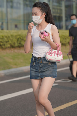 牛仔短裙小姐姐