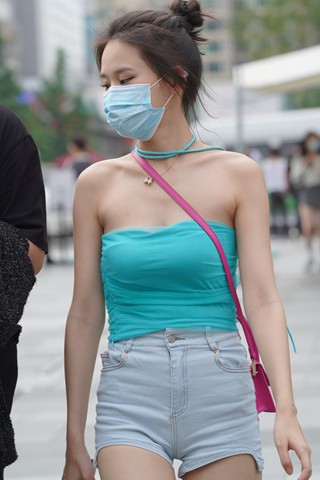 街拍小清新风热裤美眉