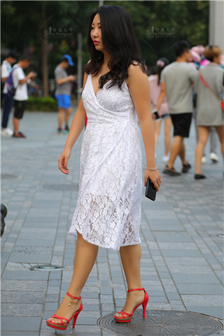 街拍红色高跟鞋美女