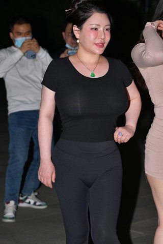 超紧身前凸后翘美女