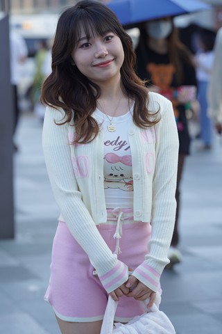 搭讪可爱的粉色热裤女孩儿