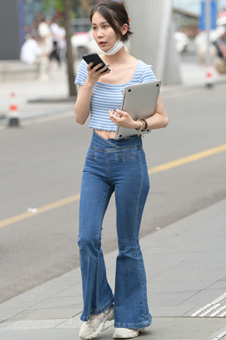 街拍喇叭牛仔裤秀气小姐姐