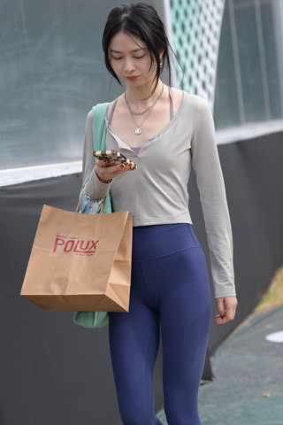 街拍蓝色紧身裤小姐姐