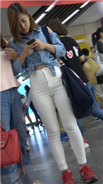 4K 街拍紧身白裤苹果臀漂亮美女 [845 MB]