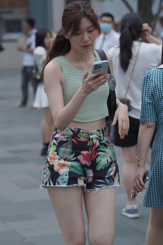 街拍花热裤美腿小姐姐