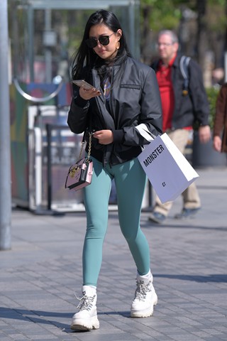 蓝绿色紧身裤小姐姐