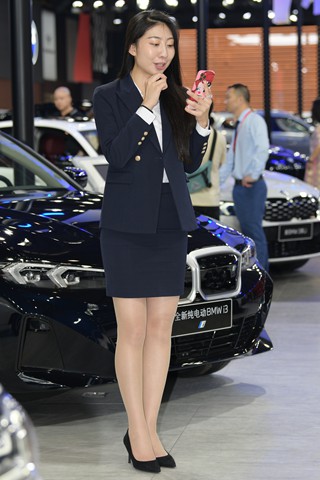 直播卖车的美女