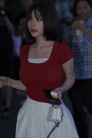 红衣白短裙美女浅浅