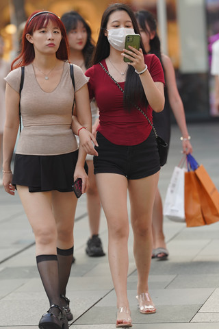 街拍黑色热裤长腿小姐姐