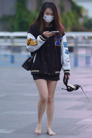 脱掉高跟鞋，赤脚走路的小姐姐