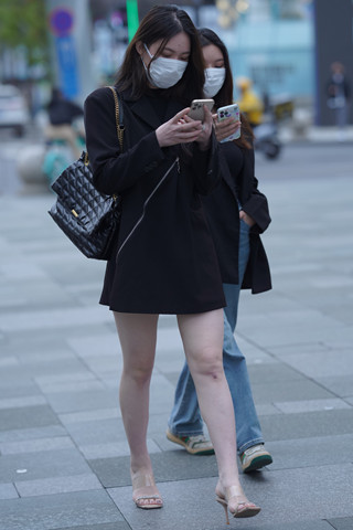 西装外套长腿美眉