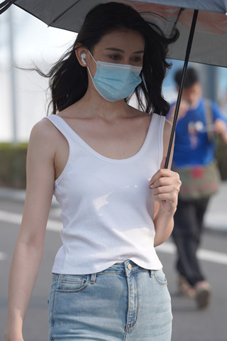 白色背心牛仔长裤美女