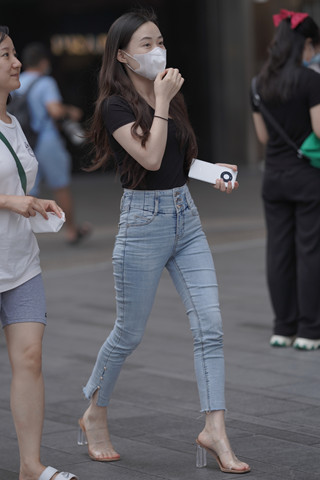 街拍蓝色牛仔美眉