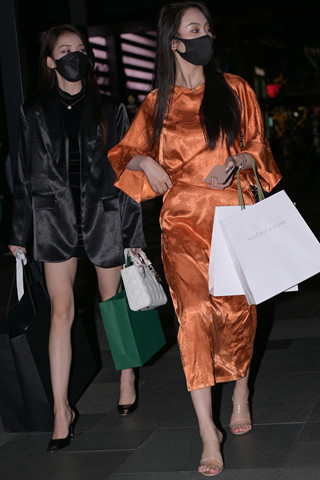 夜拍长裙姐妹逛街购物 【图片➕视频】