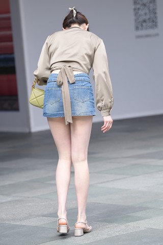 街拍牛仔短裙高颜值美女