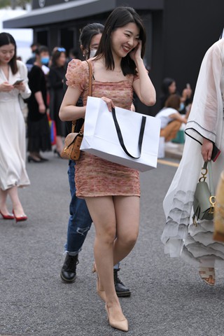 街拍包臀裙少f朲槭