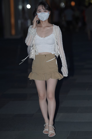 迎面走来的美腿美女