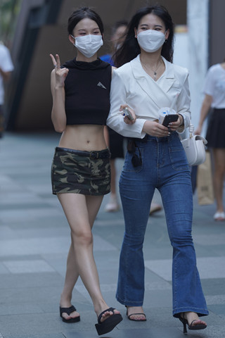 牛仔与短裙姐妹