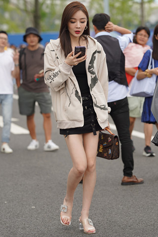 高挑长腿靓丽女神