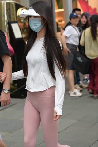 粉色紧身打底裤美眉