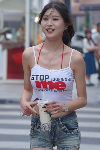 清凉又苗条的热裤美眉