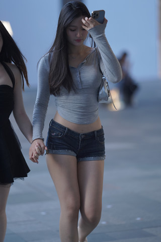 偶遇紧身牛仔热裤美眉