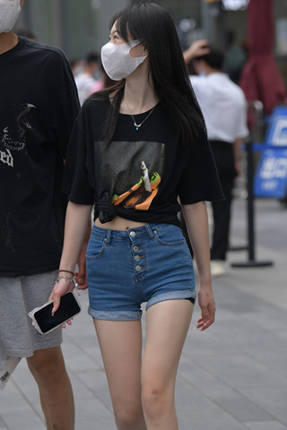 眉清目秀娇小女友