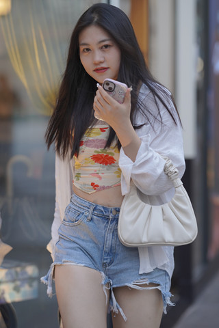 街拍牛仔超短热裤小妹