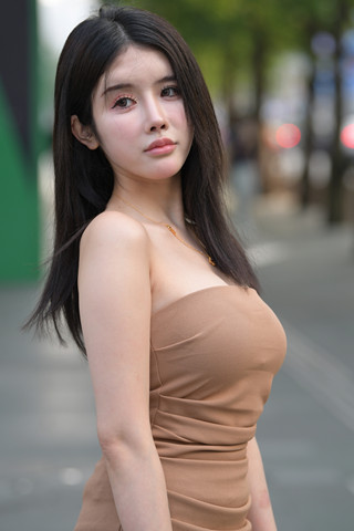 搭讪街拍抹胸裙美女