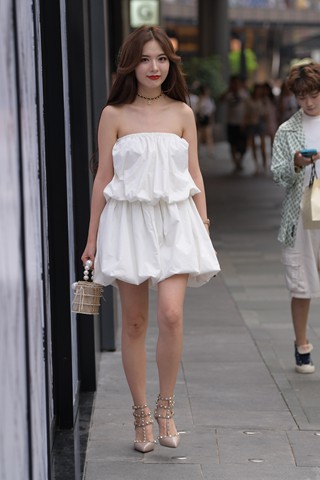 街拍白色拼接抹胸裙美眉