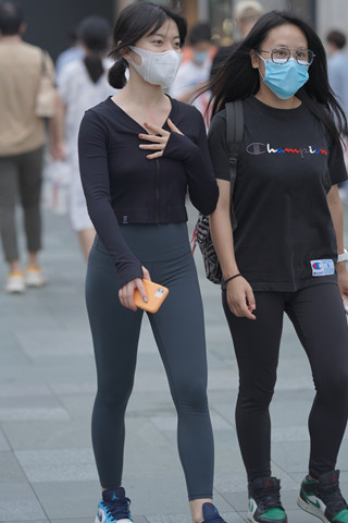 街拍紧身小姐妹