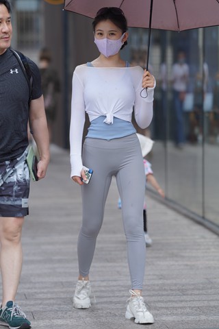 街拍撑伞的紧身裤小姐姐